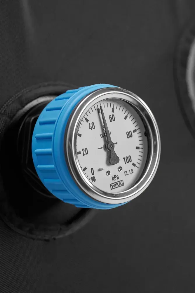 Close-up of the external kPa pressure gauge with a blue protective ring on the Flowchamber Oxygen Elite 170 Soft-Shell.